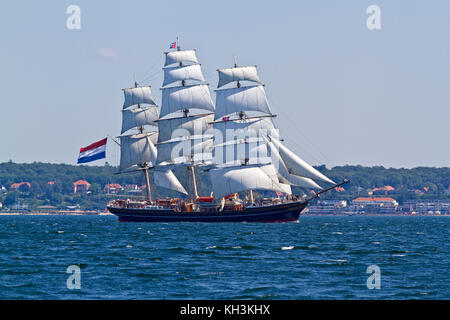 Stad Amsterdam, einem niederländischen Dreimaster clipper vorbei Kronborg in Helsingør im Ton, Öresund zwischen Dänemark und Schweden. Helsingborg im Hintergrund Stockfoto