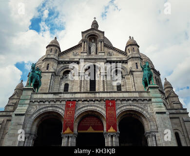 Eine Nahaufnahme der Basilika Sacre Coeur in Montmartre. Große mittelalterliche Kathedrale. Sacred Heart, beliebtes Wahrzeichen, höchster Punkt der Stadt in Paris, Frankreich. Stockfoto