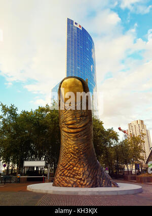 Riesiges Daumendenkmal am Finger in der Nähe des Einkaufszentrums La Defense, Paris, Frankreich. Stockfoto