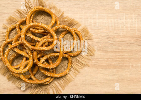 Bagels mit Sesam auf hölzernen Hintergrund. top View Stockfoto