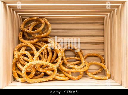Bagels mit Sesam auf Holz- Hintergrund. Stockfoto