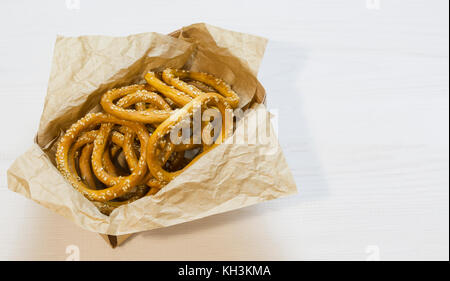 Bagels mit Sesam im Holzkasten auf weißem Holz- Hintergrund. Stockfoto