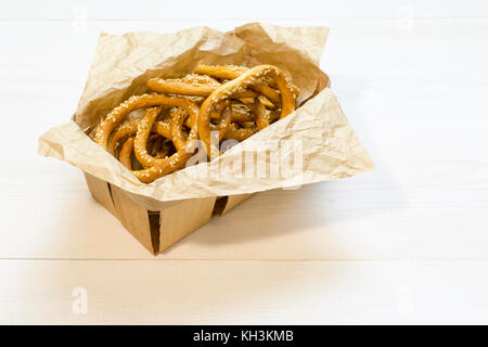 Bagels mit Sesam im Holzkasten auf weißem Holz- Hintergrund. Stockfoto