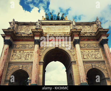 Nahaufnahme des Triumphbogens (Arc de Triomphe du Carrousel) zwischen Louvre und Tuileriengarten (Jardin des Tuileries) in Paris, Frankreich Stockfoto