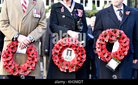 Menschen, die darauf warten, ihre Kränze am Kriegerdenkmal auf das Gedenken Sonntag, Haslemere, Surrey, Großbritannien, am Sonntag, den 12. November 2017. Stockfoto