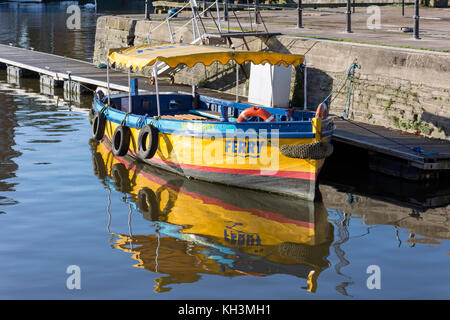 'Margaret' Gelb und Blau Fähre auf Schwimmenden Hafen, Altstadt, Bristol, England, Vereinigtes Königreich günstig Stockfoto