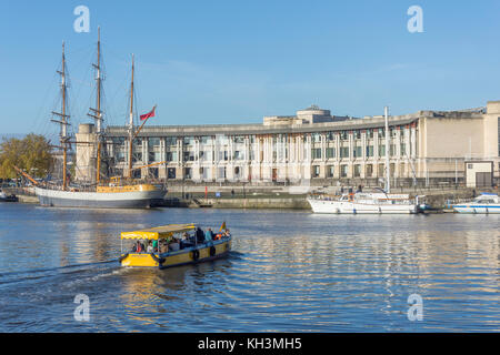 "Unabhängigkeit" der Fähre vorbei an Amphitheater und Waterfront Square, Harbourside, Bristol, England, Vereinigtes Königreich Stockfoto