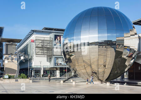 Spiegel Kugel in Millennium Square, Harbourside, Bristol, England, Vereinigtes Königreich Stockfoto