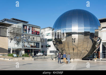 Spiegel Kugel in Millennium Square, Harbourside, Bristol, England, Vereinigtes Königreich Stockfoto