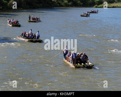 Rafting auf dem Fluss Dunajec in Cerveny Klastor, Presovsky kraj, Slowakei, Europa Stockfoto