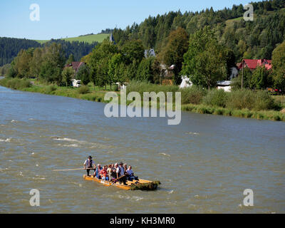 Rafting auf dem Fluss Dunajec in Cerveny Klastor, Presovsky kraj, Slowakei, Europa Stockfoto