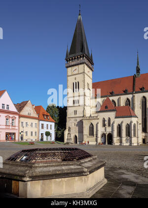 Brunnen und gotische Kirche St. Ägidius-bazilika sv.Egidia, Bardejov, Presovsky kraj, Slowakei, Europa, UNESCO-Welterbe Stockfoto