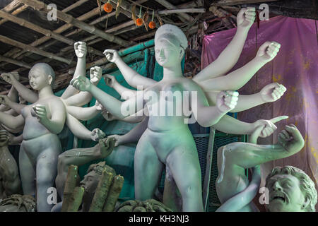 Unvollendete Ton durga Idole für die kommenden Festtage an einem lokalen Artisan Studio im Bereich kumartuli in Kalkutta, Indien. Stockfoto