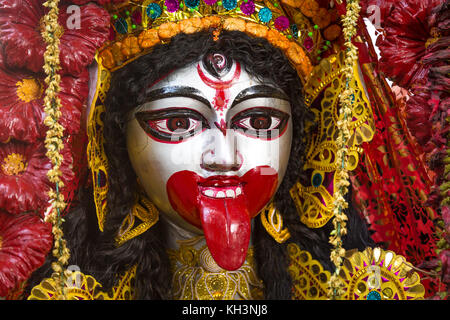 Hinduistische Göttin Kali mit Ornamenten und Blumen in Nahaufnahme eingerichtet. Foto am kumartuli Bereich von Kolkata Indien genommen Stockfoto