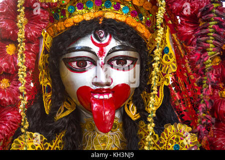 Hinduistische Göttin Kali mit Ornamenten und Blumen in Nahaufnahme eingerichtet. Foto am kumartuli Bereich von Kolkata Indien genommen Stockfoto