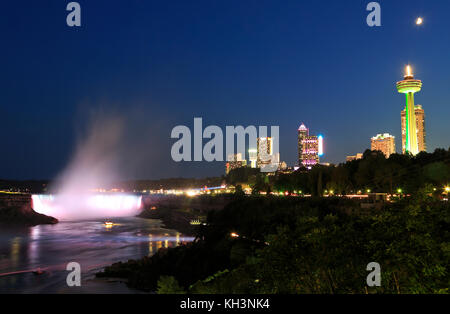 Skyline von Niagara Falls, den Fluss und die Stadt bei Nacht von kanadischer Seite gesehen Stockfoto