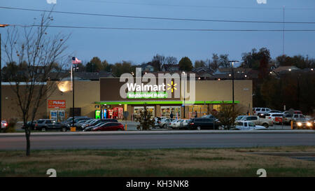 Käufer bei Walmart am Abend, Joplin, Missouri, November 2017 Stockfoto