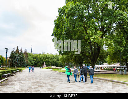 Riga, Lettland - 3. September 2017: Touristen zu Fuß in städtischen Esplanade Park im Zentrum der Stadt Riga im September. Das historische Zentrum der Stadt Riga ist ein UNESCO-w Stockfoto