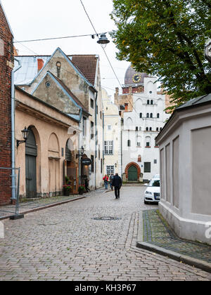 Riga, Lettland - 3. September 2017: Touristen zu Fuß drei Brüder, im Renaissance Stil Häuser auf Maza pils Straße in der Altstadt von Riga Riga Stadt der historischen Stadt. Stockfoto