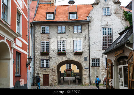 Riga, Lettland - 3. September 2017: Touristen in der Nähe der schwedische Tor auf troksnu iela. die Straße in Riga im 16. Jahrhundert erschien, als eine Passage entlang der Stockfoto