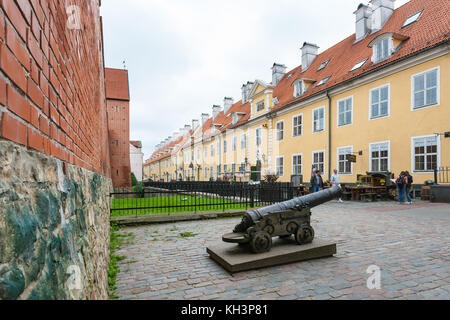 Riga, Lettland - 3. September 2017: Touristen in der Nähe von Jacob Kasernen und roten Wänden der restaurierten Teil der alten Stadtmauer auf Riga torna Straße. Stadt Riga h Stockfoto