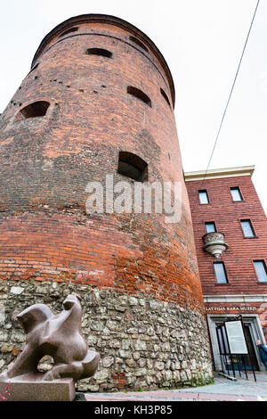 Riga, Lettland - 3. September 2017: Touristen in der Nähe der Eingang zum Museum im lettischen Riga Stadt auf smilsu Straße. der Lettischen Museum 15 gegründet wurde Stockfoto