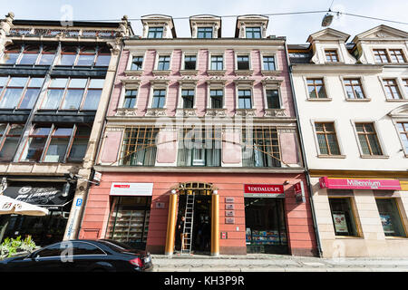 BRESLAU, POLEN - 12. SEPTEMBER 2017: Menschen in der Nähe von Geschäften in Häusern in der Ruska Straße in Breslau am Morgen. Breslau ist die größte Stadt im Westen von P Stockfoto