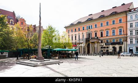 Wroclaw, Polen - 12. September 2017: die Menschen in der Nähe von kleinen Nadel (iglica) Denkmal auf Plac Solny in Breslau im Herbst. Plac Solny ist Markt Stockfoto