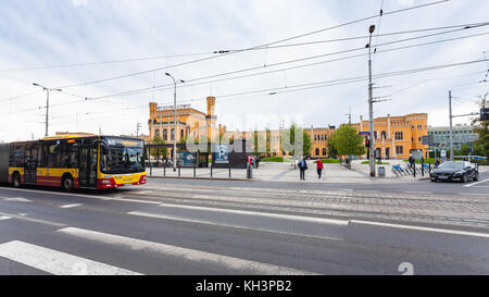 Wroclaw, Polen - 12. September 2017: Leute, Bus auf pilsudskiego Street und der Bahnhof in Breslau. Breslau ist die größte Stadt im westlichen p Stockfoto