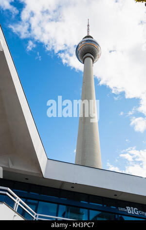 Berlin, Deutschland - 13. September 2017: Blick auf Fernsehturm Fernsehturm vom Alexanderplatz in Berlin Alexanderplatz wird großen öffentlichen Platz und Tra Stockfoto