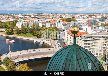 Berlin, Deutschland - 13. September 2017: Berlin City Skyline mit Spree von Berliner Dom im September. Berlin ist die Hauptstadt und die größte Stadt Stockfoto