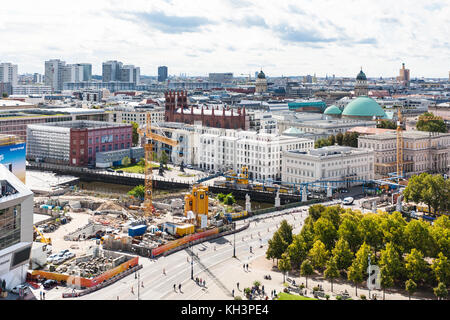 BERLIN, DEUTSCHLAND - 13. SEPTEMBER 2017: Über der Baustelle auf der Museumsinsel in Berlin City im september. Museumsinsel ist ein Komplex von signifi Stockfoto