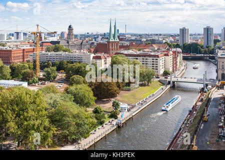 Berlin, Deutschland - 13. September 2017: Oberhalb der Spree mit rathausbrucke in der Nähe von Nikolaikirche (St. Nikolaus Kirche) in Berlin Stadt. Berlin ist t Stockfoto