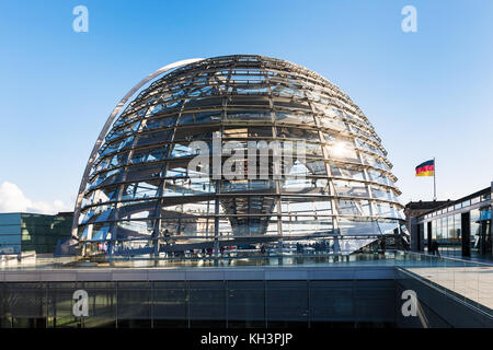 BERLIN, DEUTSCHLAND - 13. SEPTEMBER 2017: Menschen in Glaskuppel auf dem Dach des Reichstagsschlosses. Die Reichstagskuppel ist eine Glaskuppel auf dem Reichstagsgebäude Stockfoto