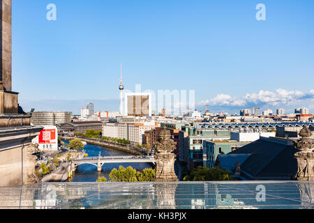 Berlin, Deutschland - 13. September 2017: Oberhalb der Bezirk Mitte der Stadt Berlin mit Fernsehturm vom Dach des Reichstages Palace im September. Berlin ist Stockfoto