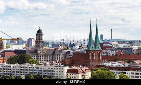 BERLIN, DEUTSCHLAND - 13. SEPTEMBER 2017: Blick über Berlin mit Nikolaikirche und Altem Stadthaus vom Berliner Dom im september. Berlin ist das c Stockfoto