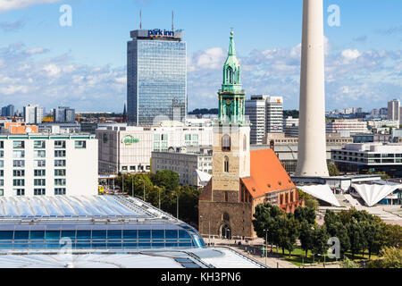BERLIN, DEUTSCHLAND - 13. SEPTEMBER 2017: Blick über Berlin mit Alexanderplatz vom Berliner Dom im september. Berlin ist die Hauptstadt und der größte Stockfoto