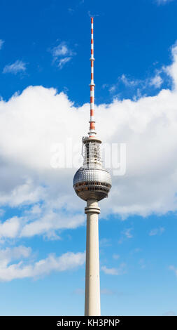 Berlin, Deutschland - 13. September 2017: Blick auf Fernsehturm (Fernsehturm) in Berlin City im September. Fernsehturm ist in der Höhe von 368 Meter, es war Stockfoto