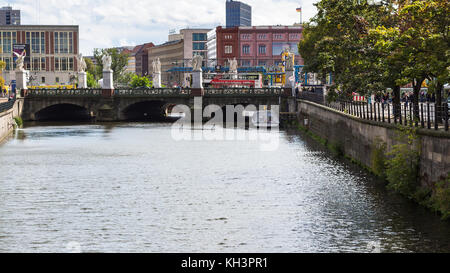 Berlin, Deutschland - 13. September 2017: schlossbrucke Brücke über die Spree an der Museumsinsel in Berlin City. Museum Insel ist Komplex von erheblichen m Stockfoto