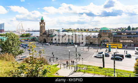 HAMBURG – 15. SEPTEMBER 2017: Panorama der Landungsbrücken St. Pauli im Hamburger Hafen zwischen dem Unterhar Stockfoto