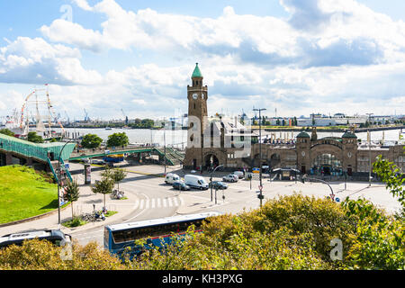 Hamburg, Deutschland - 15. September 2017: Gebäude von St. Pauli landungsbrucken (Sankt Pauli Piers) Anlegestelle im Hafen von Hamburg zwischen der unteren ha Stockfoto