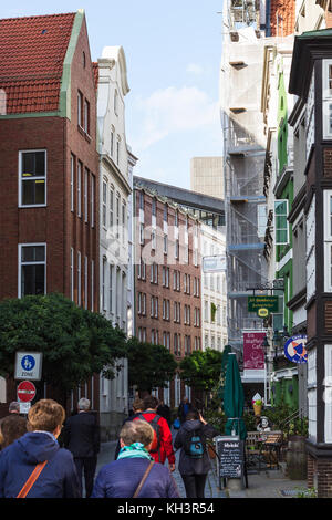 HAMBURG, DEUTSCHLAND - 15. SEPTEMBER 2017: Touristen in der Deichstraße in der Hamburger Altstadt im Herbst. Hamburg ist die zweitgrößte Stadt Deutschlands Stockfoto