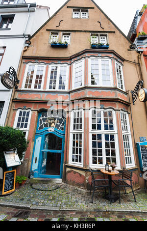 BREMEN, DEUTSCHLAND - 16. SEPTEMBER 2017: Blick von vorne auf das alte Restaurant im Schnoor-Viertel bei Regen. Schnoor ist ein Stadtteil im mittelalterlichen Zentrum von Bremen Stockfoto