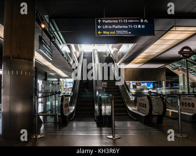 Passagiere auf einer Rolltreppe im Bahnhof St Pancras International, London, England. Stockfoto