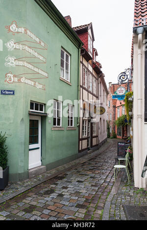 BREMEN, DEUTSCHLAND - 16. SEPTEMBER 2017: Alte Wohnhäuser auf einer schmalen Gasse im Schnoor-Viertel im Regen. Schnoor ist ein Ortsteil im mittelalterlichen Zentrum Stockfoto