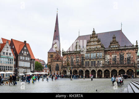 BREMEN, DEUTSCHLAND - 16. SEPTEMBER 2017: Touristen in der Nähe des Rathauses am Bremer Marktplatz bei Herbstregen. Der Platz befindet sich im Th Stockfoto