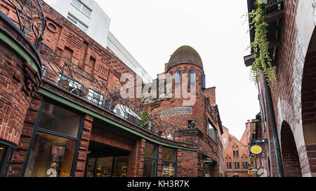 BREMEN, DEUTSCHLAND - 16. SEPTEMBER 2017: St. Petrus Haus in der Bottscherstraße in Bremen Stadt bei Herbstregen. Es ist die Straße im historischen Zentrum von Tow Stockfoto