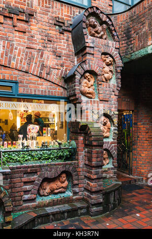 BREMEN, DEUTSCHLAND - 16. SEPTEMBER 2017: Außendekoration Sieben-Faulen-Brunnen an der Bottscherstraße in Bremen. Es ist die Straße im historischen ce Stockfoto