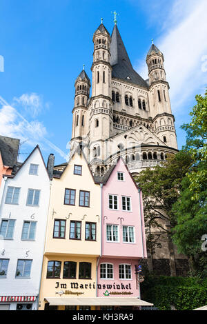 Köln, Deutschland - 17. September 2017: alte Häuser am Fischmarkt Square und Groß St. Martin Kirche in Köln Stadt. ersten Fisch Markt zwischen lintgasse Stockfoto