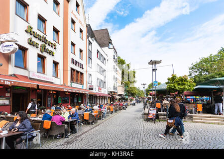 Köln, Deutschland - 17. September 2017: Menschen im Café draußen am Bollwerk Promenade in Köln Köln ist vierte bewohnten Stadt in Deutschland, ist es l Stockfoto